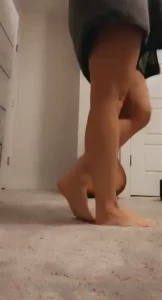 Fresh out the shower naked and rubbing lotion all over my juicy booty