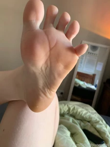 Where are all my feet freaks also pls dont judge my leg hair im part 3