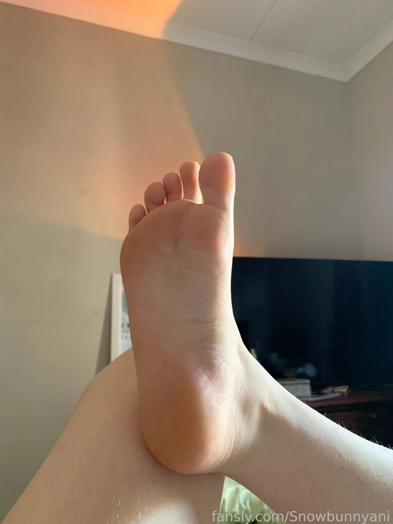 Where are all my feet freaks also pls dont judge my leg hair im 