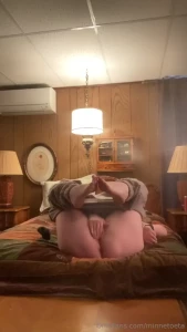 Fat pussy and barefoot arches