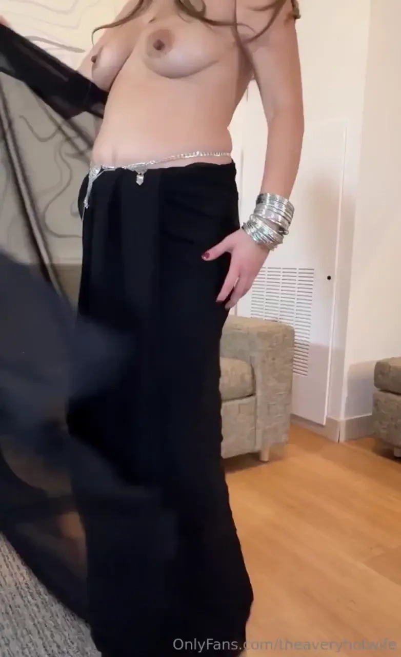 Saree without top is sexier than with top agree 