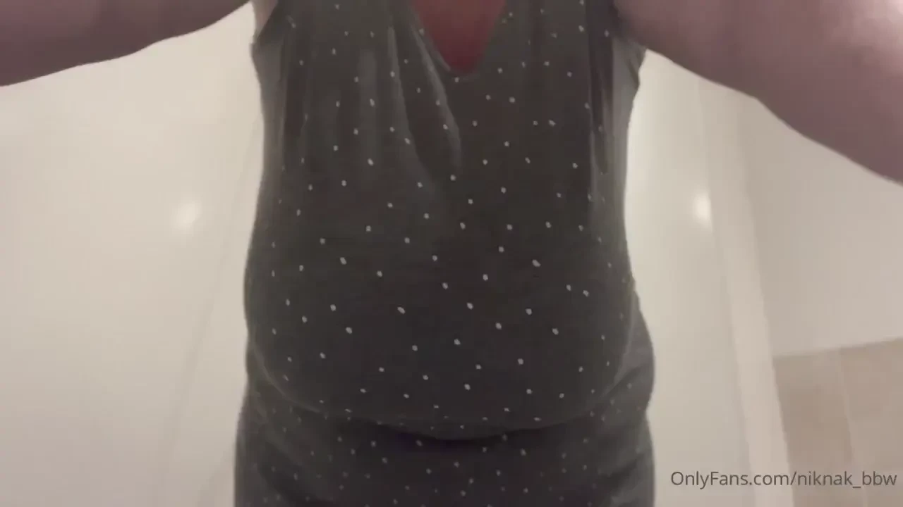 Swinging titties under a dress but without a bra 