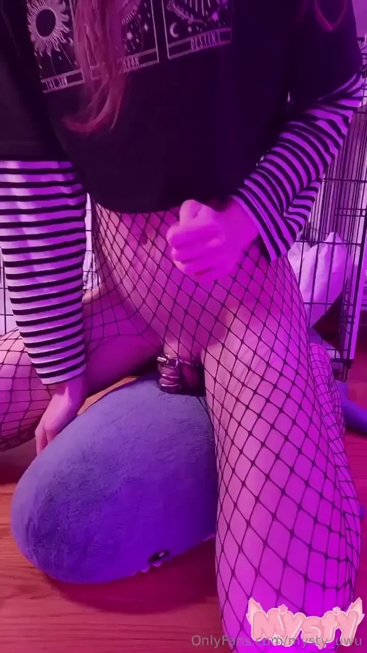 So horny and desperate with no thoughts all i can do is rub my silly 
