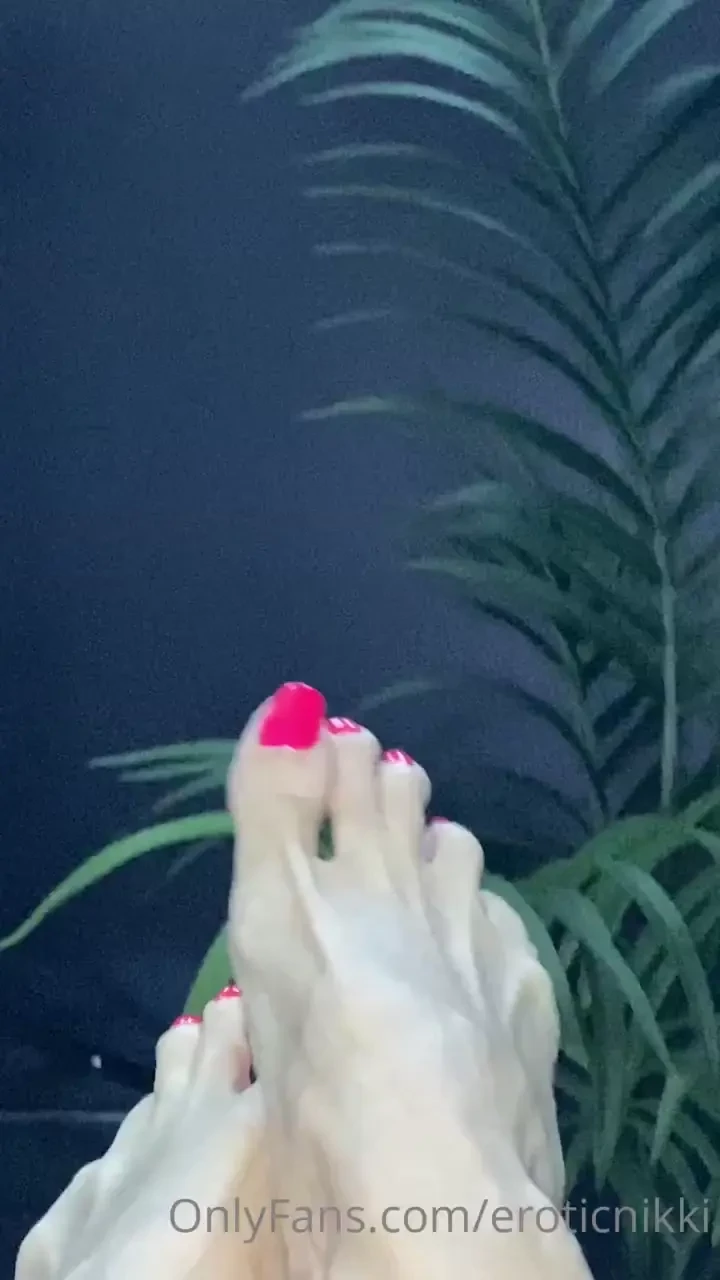 I haz pink toes 