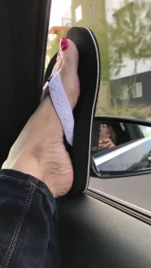 I love feeling the breeze on my prettyfeet while in the car