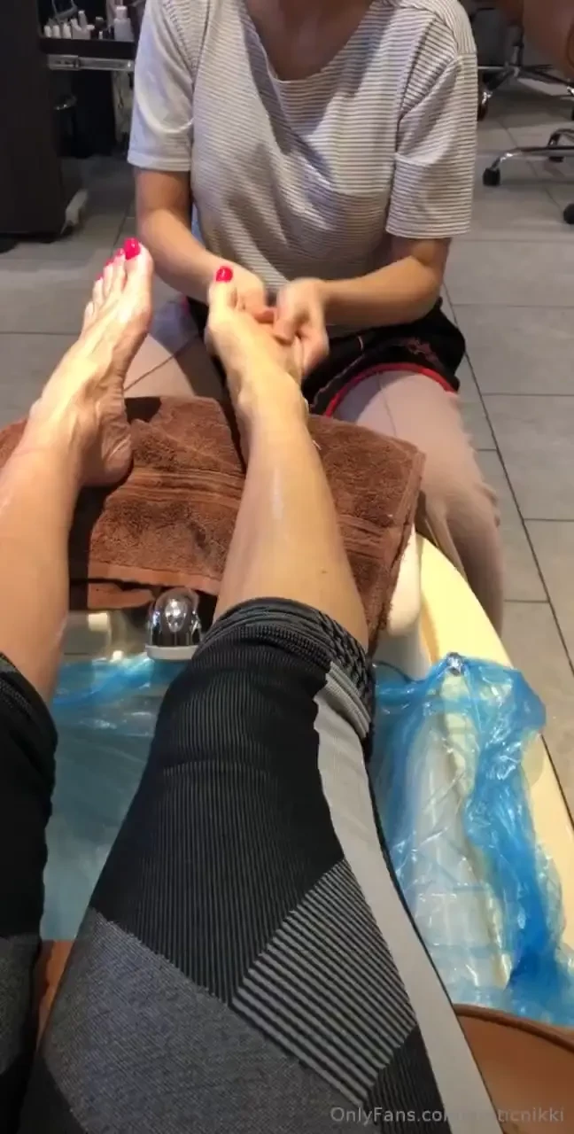 I could literally sit here all day and have my feet rubbed ahhhhhhhhhh 