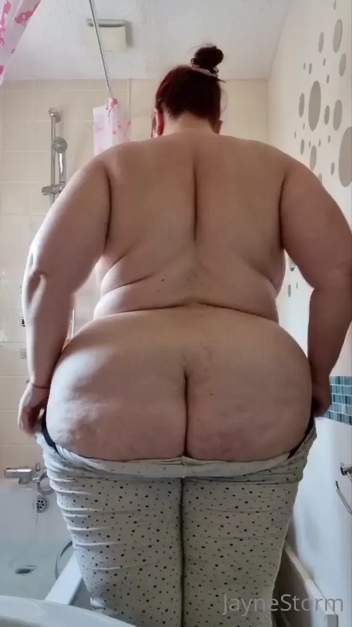 Bathtime strip titsandass xx 