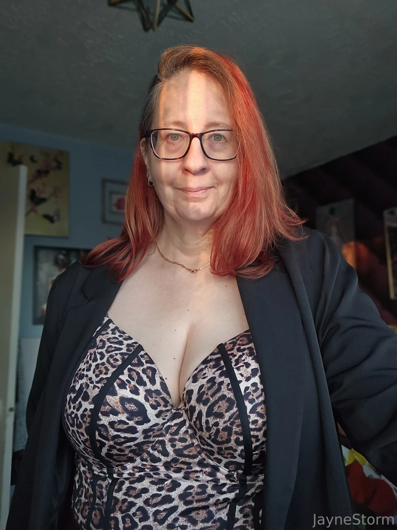 Putting some clothes that no longer fit me on my vinted debating part 1 