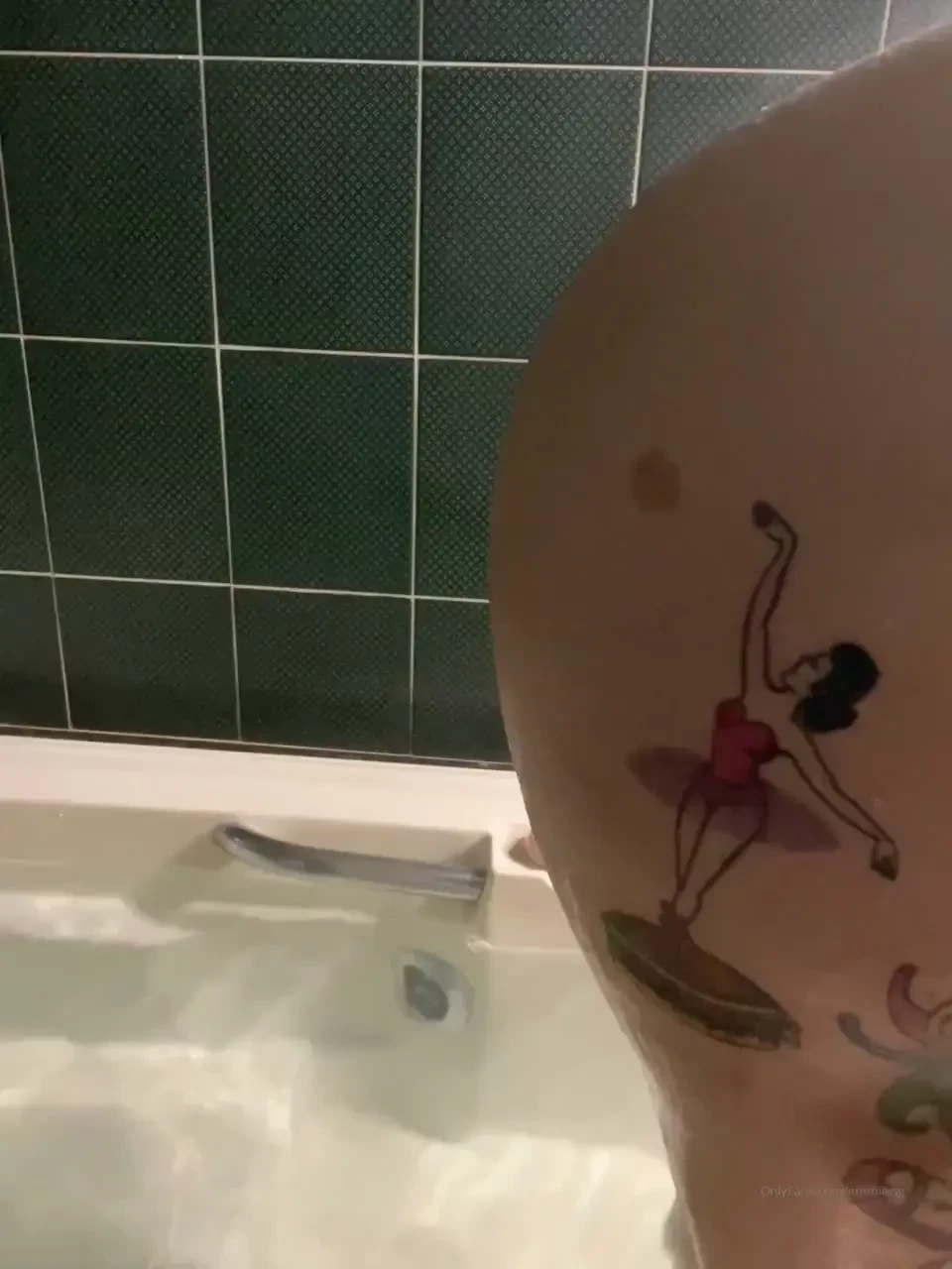 Getting in the thub wainting for you to join me in the dms 