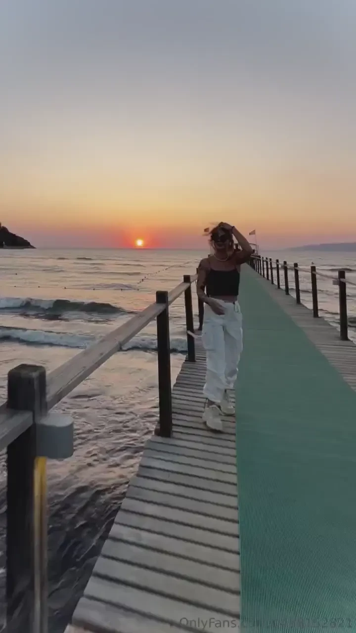 Everything in this video is beautiful especially me 