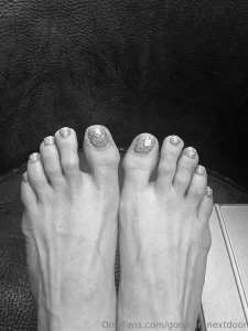 First person to correctly guess my toe colour gets a free nude message