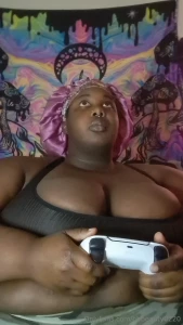 Watch me down 6 hot dogs while trying to playing gta 5