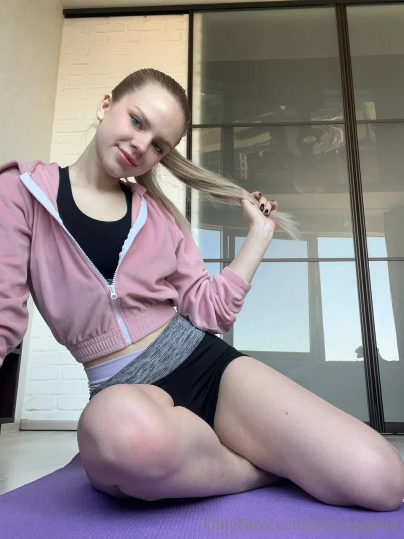 Starting the day with a little stretch and good mood 