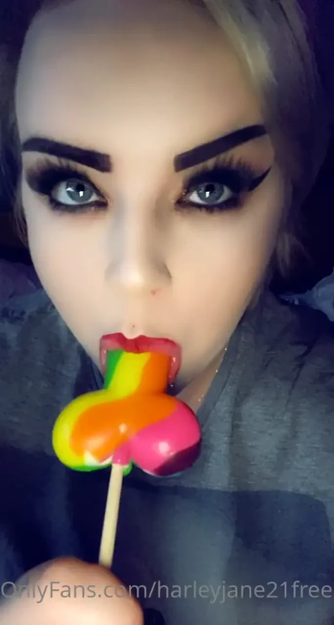 This lollipop tastes so goood 