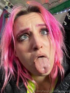 This is a strangely hot photo lol