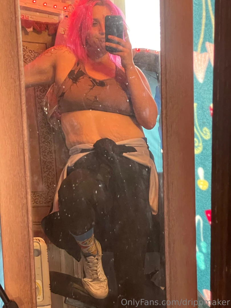 I can t tell which is dirtier the mirror or me 