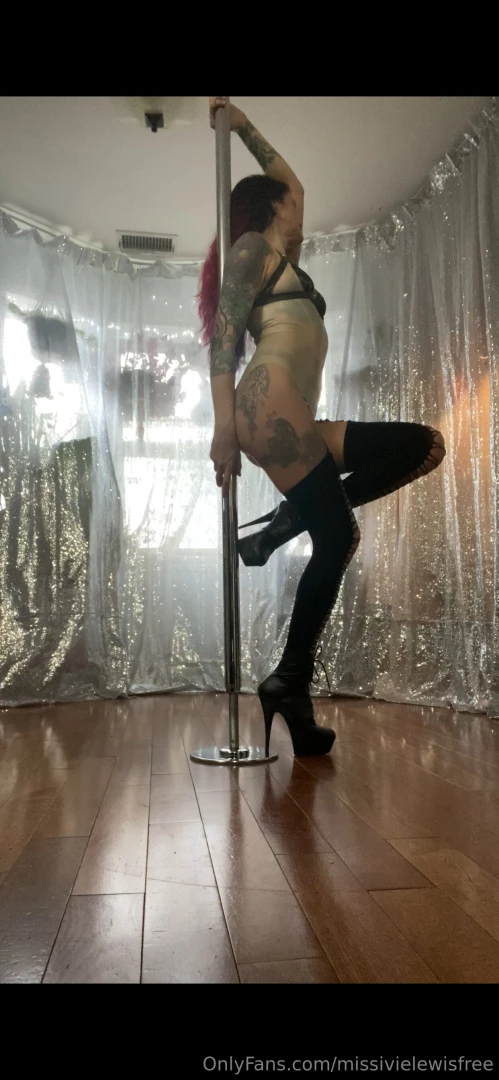 Selfie set for shiny sunday this gorgeous latex bodysuit looks 