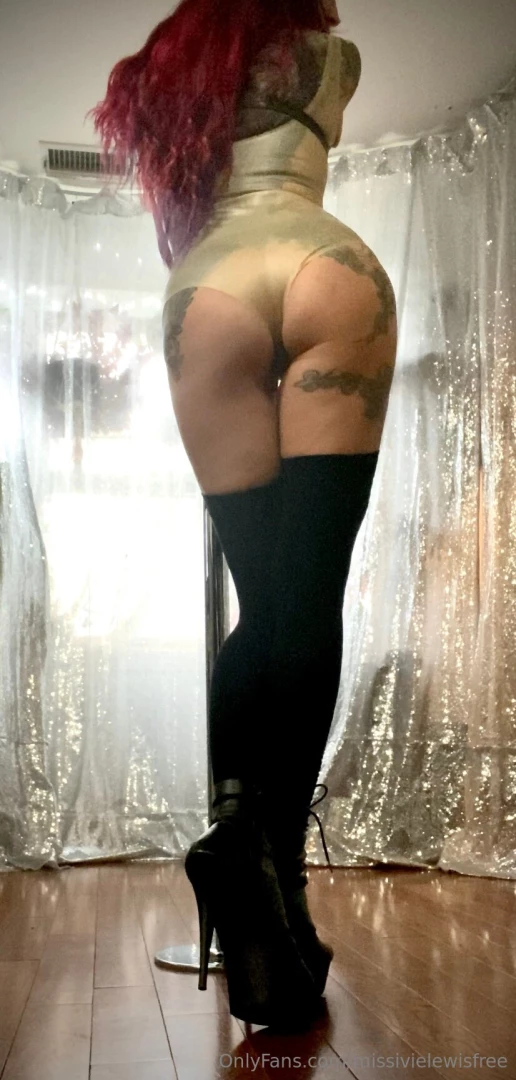 Selfie set for shiny sunday this gorgeous latex bodysuit looks part 2 