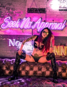 Shiny sunday this boss bitch ain t seeking no approval