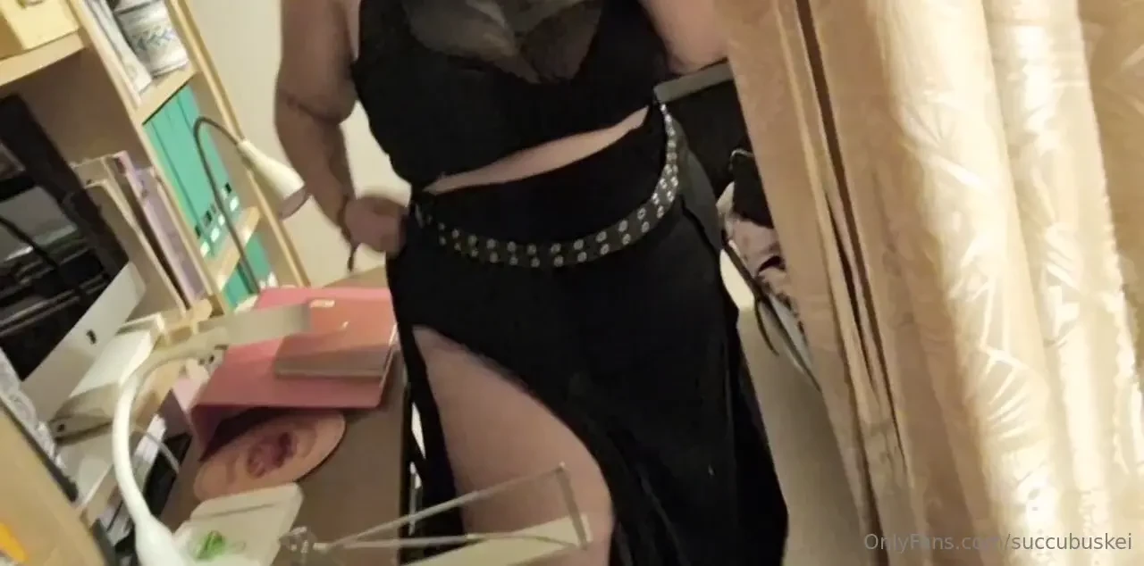 Hola amores os dejo estos videitos hechos a escondidas en casa ajena 