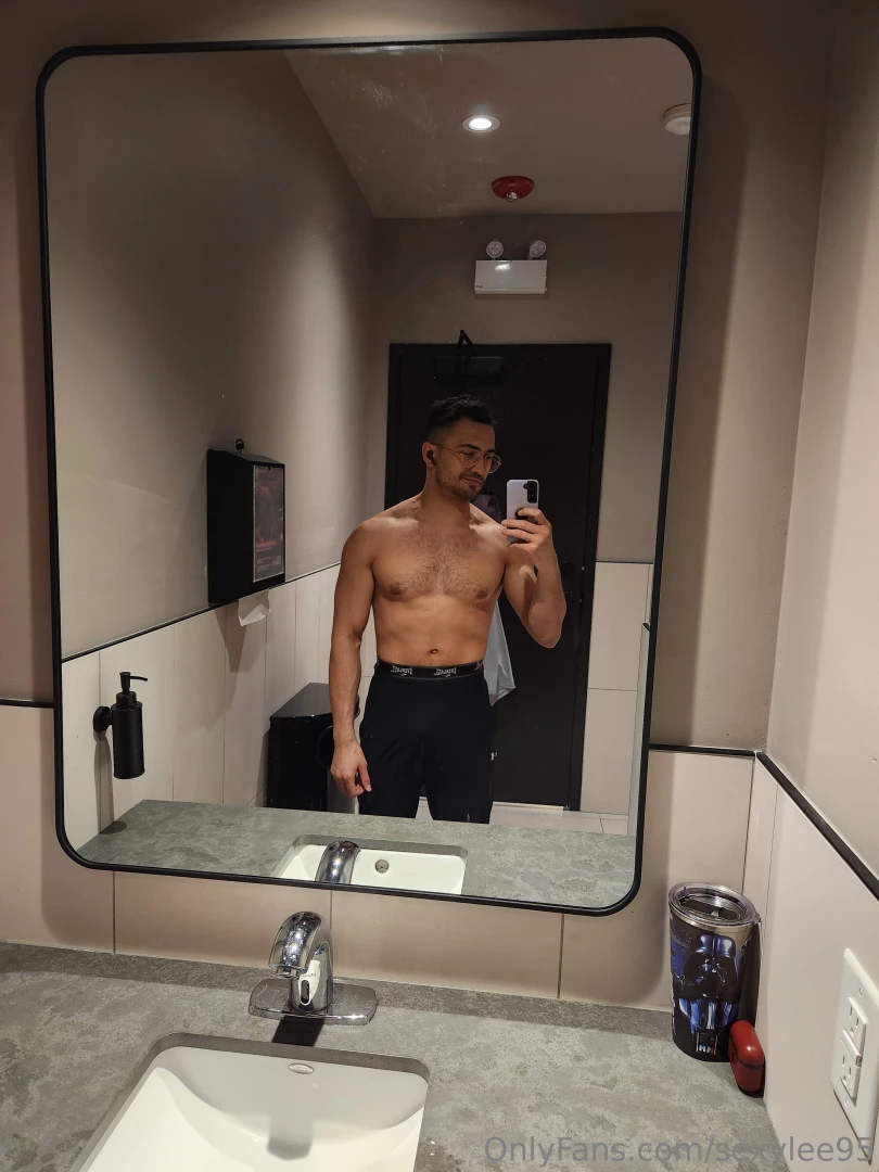 Im so horny watch me edge and play with my hole 