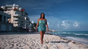 Ran into this hottie x_summers on the beach in mexico