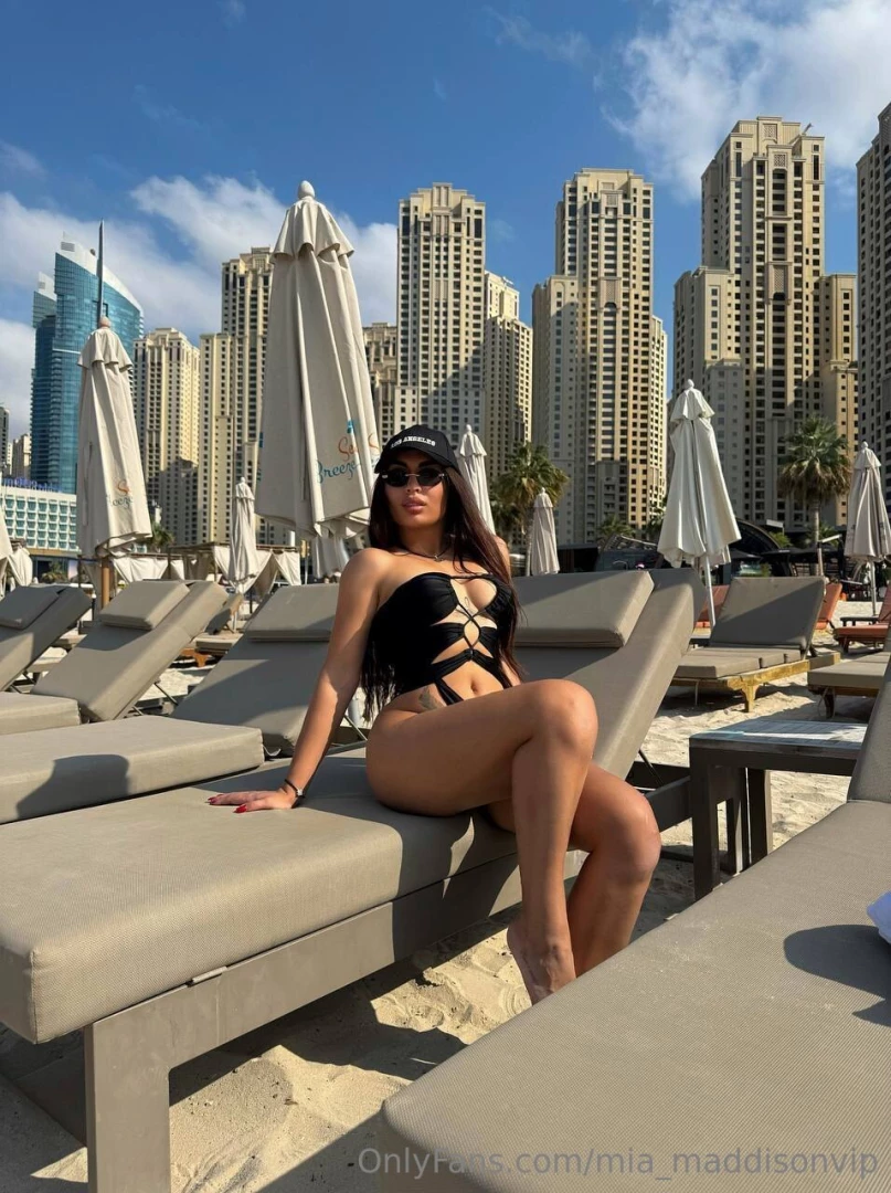 I love the sun and the warm sea do you want to go to the beach with me 