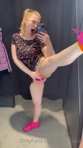 Oups masturbation in changing room