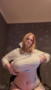 Como me encantar a que metieras tu polla entre mis tetas mientras