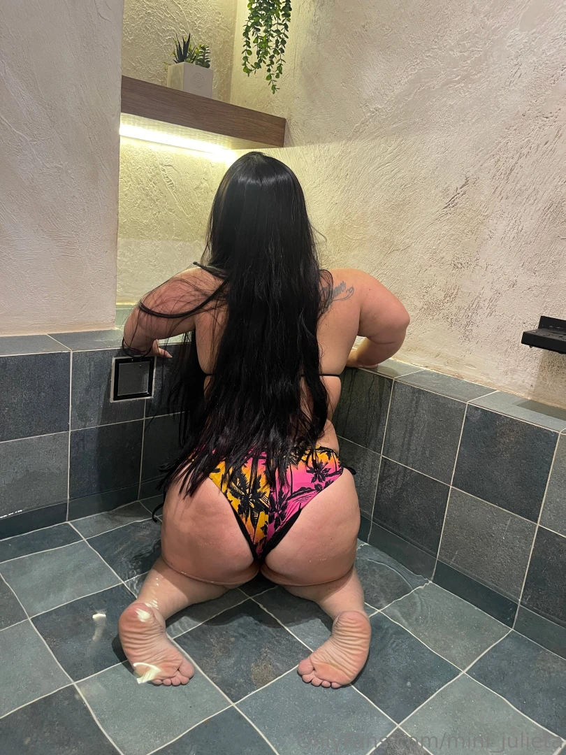 I love how water feels on my skin wanna see 