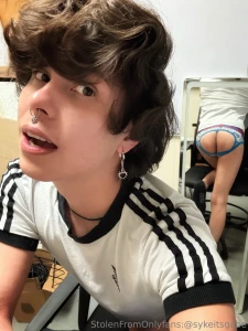 Work office is a mess but so am i tbh lol just a lil post because i part 8