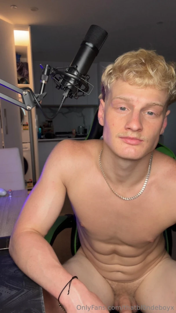 Ngl always wanted someone to suck me under my desk while i play video 
