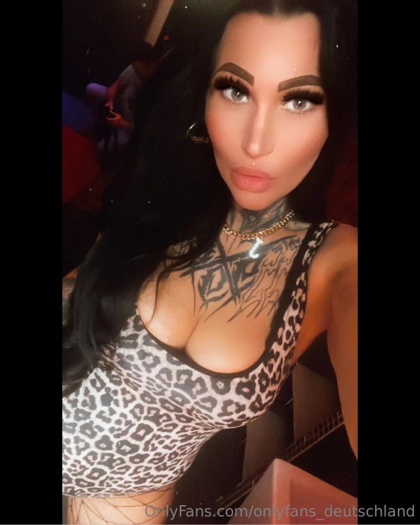 Rachel_bayer mit meinen vielen tattoos und meiner kurvigen figur bin 