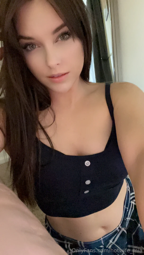 I would want to see up my skirt too 