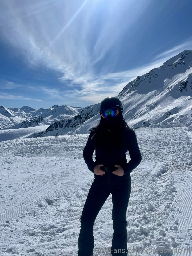 Reminiscing my holidays can you tell what my favourite colour outfit part 1 