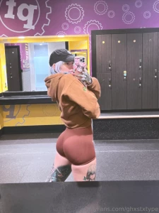 My butt looked so good this morning i m gonna send out a lil message