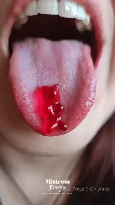 Giantess is hungry 
