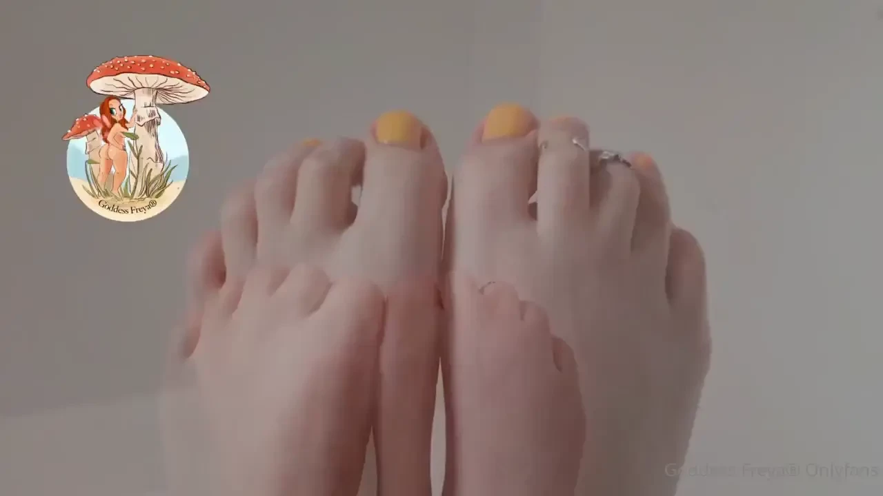How suckable do my toes look yummm 