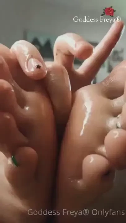 Oily feet amp pedicured toes 