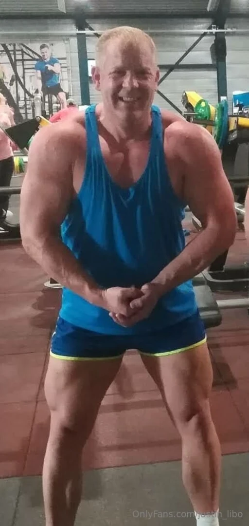 Throwback to 5 years ago posing in front of the mirror in my tight part 1 