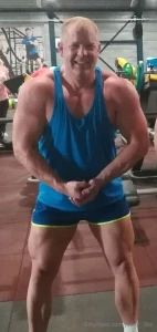 Throwback to 5 years ago posing in front of the mirror in my tight part 1