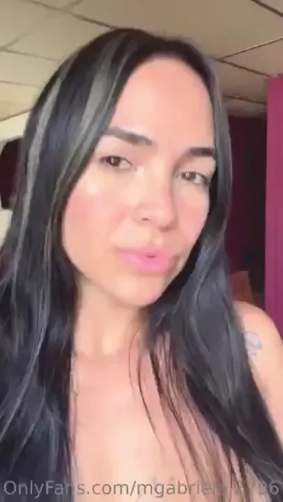 No tengo nada de ropa puesta hace mucho calor y est n cayendo gotas de 