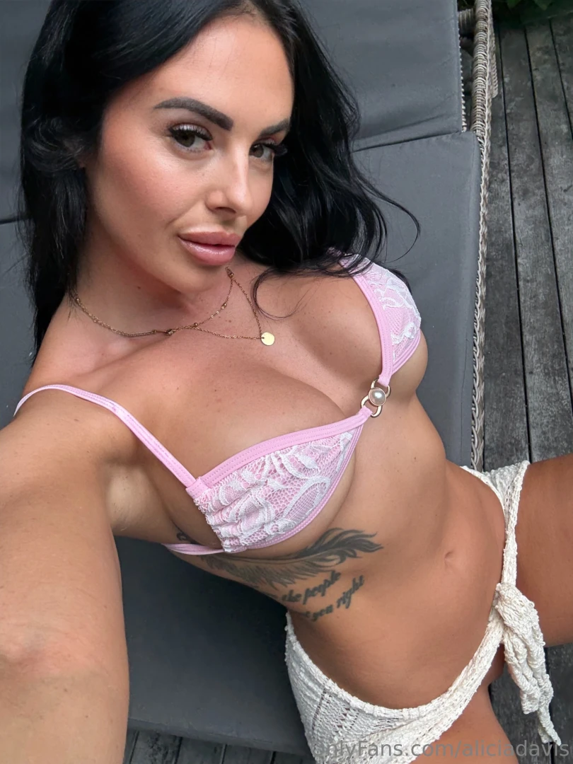 Pink mood for my new gg video releasing in a few hours are you gonna 