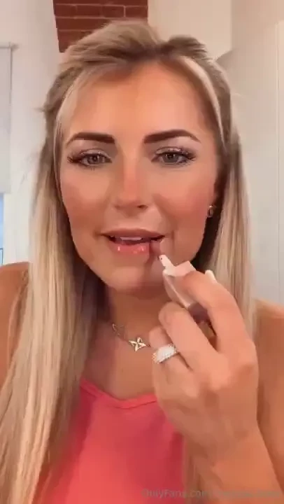 Wie findest du die farbe an mir der lippenstift ist neu 