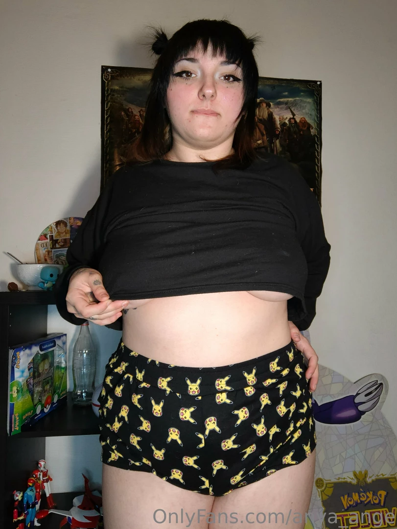 Some underboob juste for your eyes part 1 
