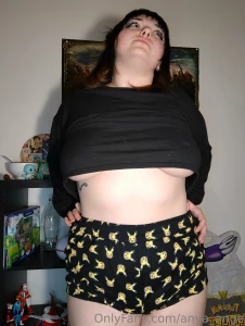 Some underboob juste for your eyes part 3