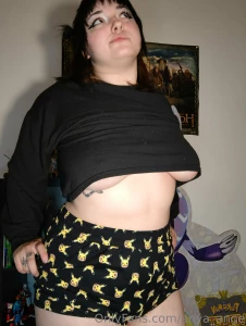 Some underboob juste for your eyes part 2