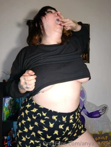 Some underboob juste for your eyes