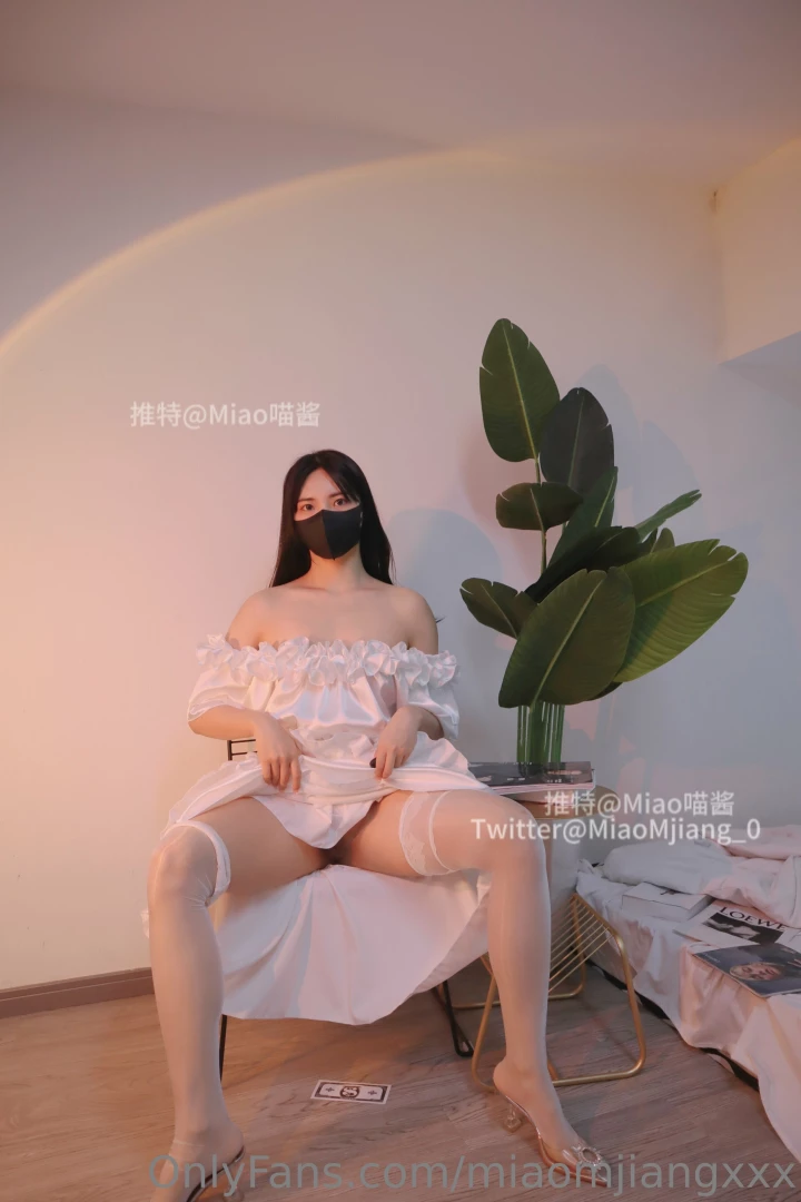 Just your sweet little miao in white 