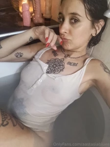Live streaming in the bathtub now everyone who participates receives